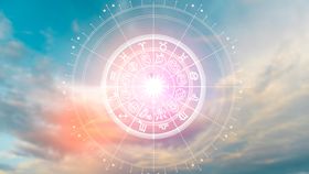 Horoscop de weekend 10 - 11 mai 2025. Trei zodii vor avea parte de MARI surprize